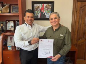 L 1 Alcalde de Victoria entrega nombramiento a Gerente de COMAPA
