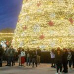 Disfrutan familias ambiente navideño de Reynosa con el Pino Más Alto y Pista de Patinaje