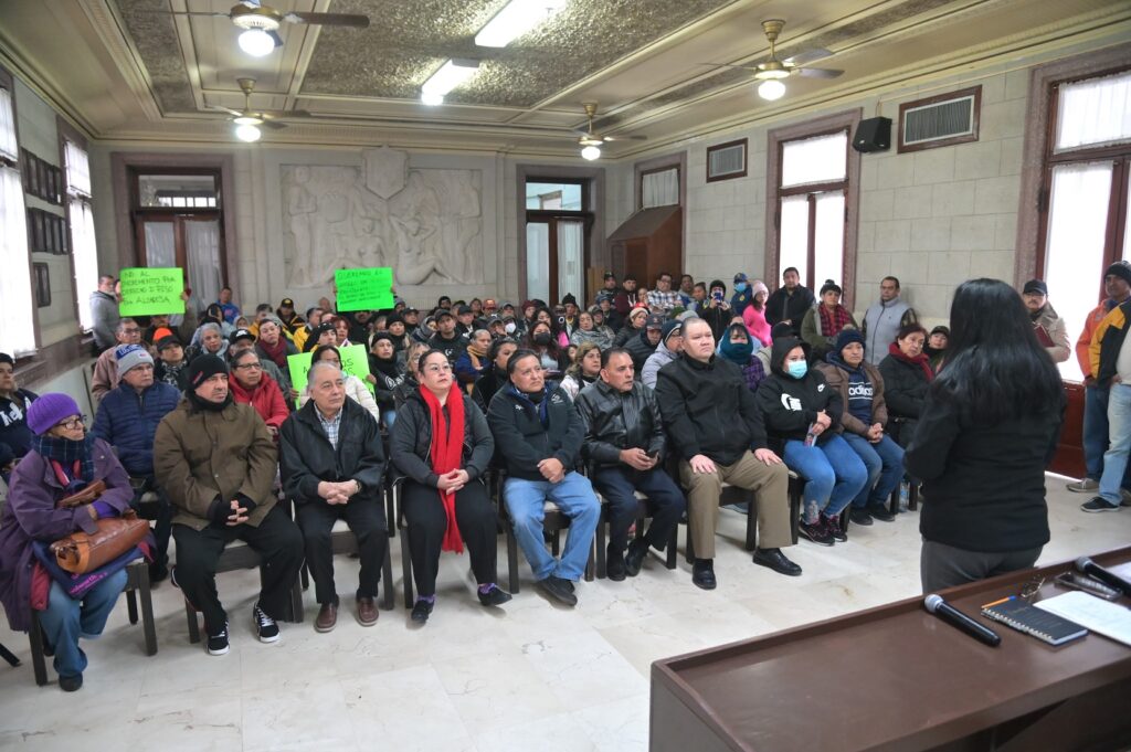 10 ene Z 1 Brinda Mónica Villarreal Apoyo a Concesionarios del Mercado Municipal