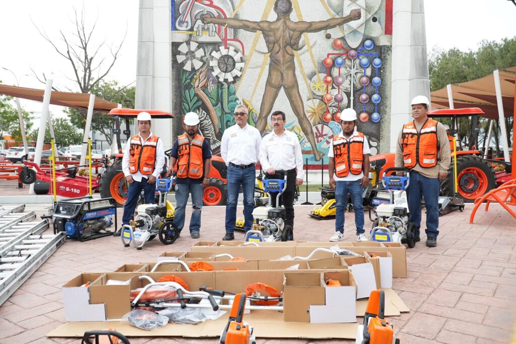 18 feb U 1 Entrega rector equipo para el mantenimiento de los campus de la UAT (1)