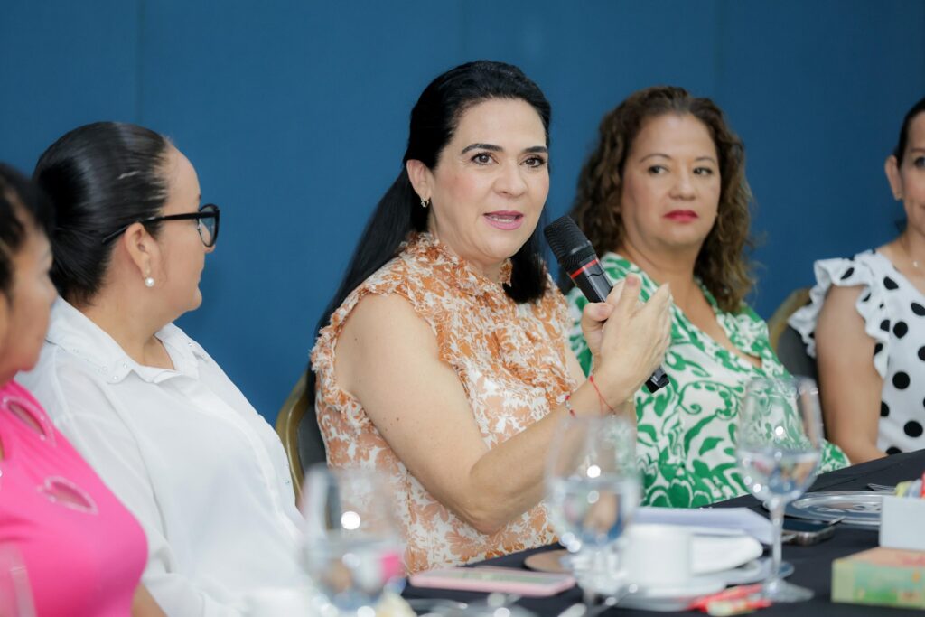 4 abr Z 3 Destaca Mónica Villarreal Importancia del Periodismo Veraz en Reunión con un Comunicadoras