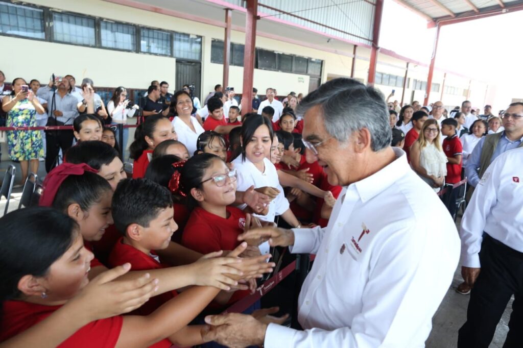 P 1 Pone en marcha Américo campaña de vacunación en escuelas y entrega tabletas a niñas y niños