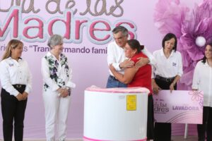 25 may P 1 Cumplen Américo y María de Villarreal a las familias de Jaumave