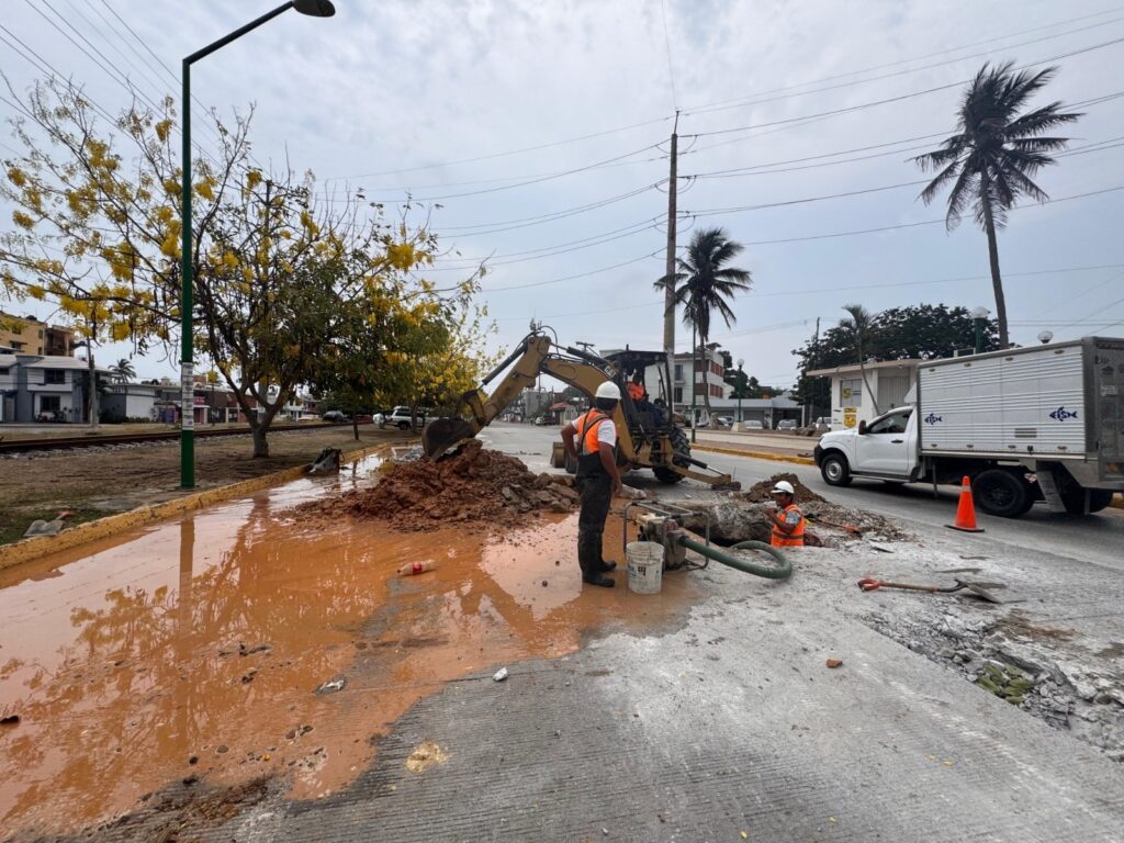 28 may Z 2 COMAPA SUR acelera reparación de fugas y reafirma su compromiso con la ciudadanía