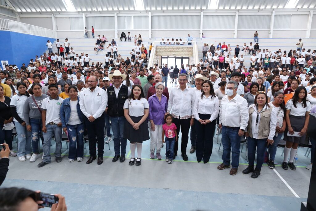 5 may P 2 Atestigua Américo entrega de becas y destaca apoyo de la presidenta Claudia