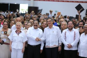 16 jun P 0 Refrenda Américo alianza con maestros_ entrega 284 condecoraciones