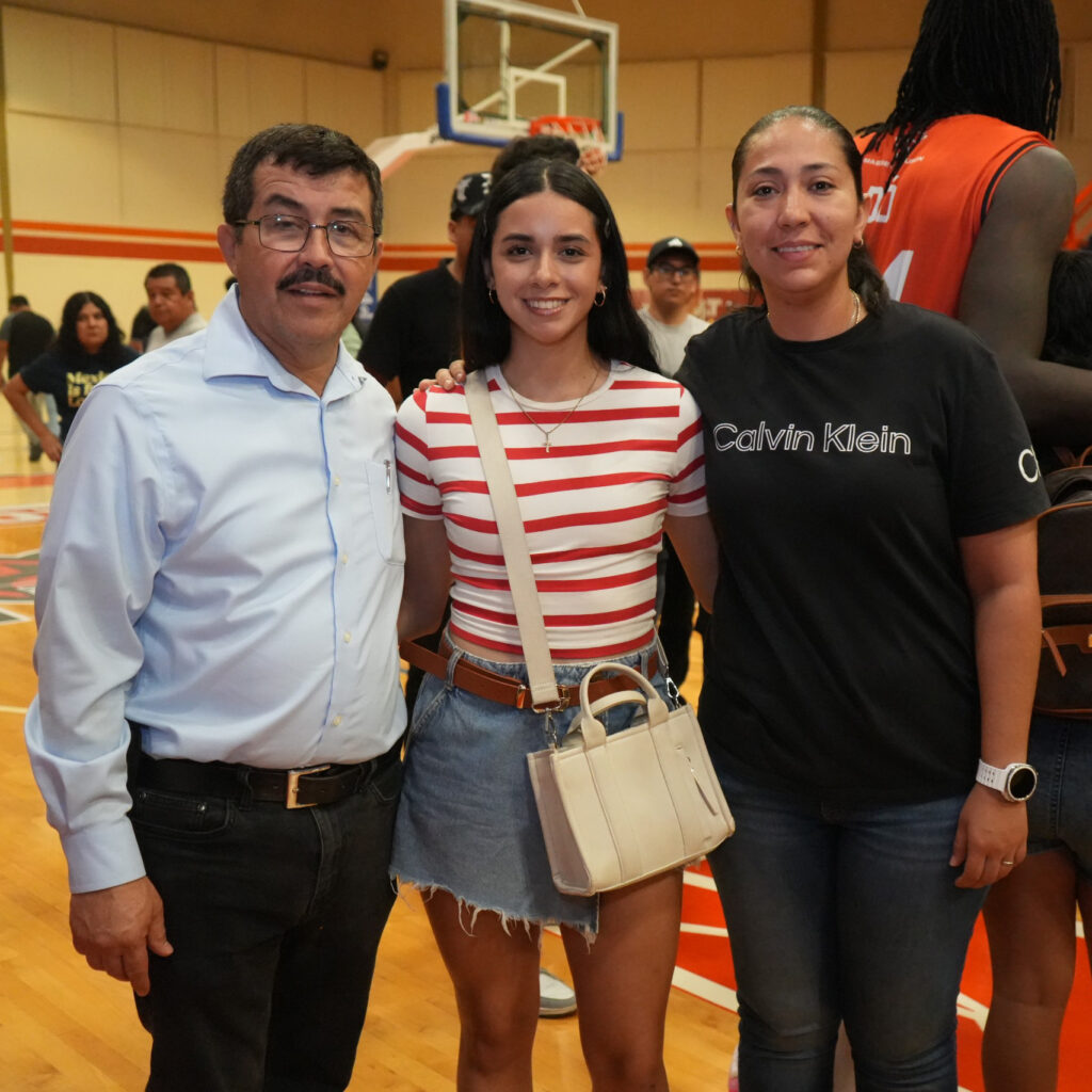 18 jul D 1 Regina y Brandon emprenden viaje al mundial de esgrima en Europa