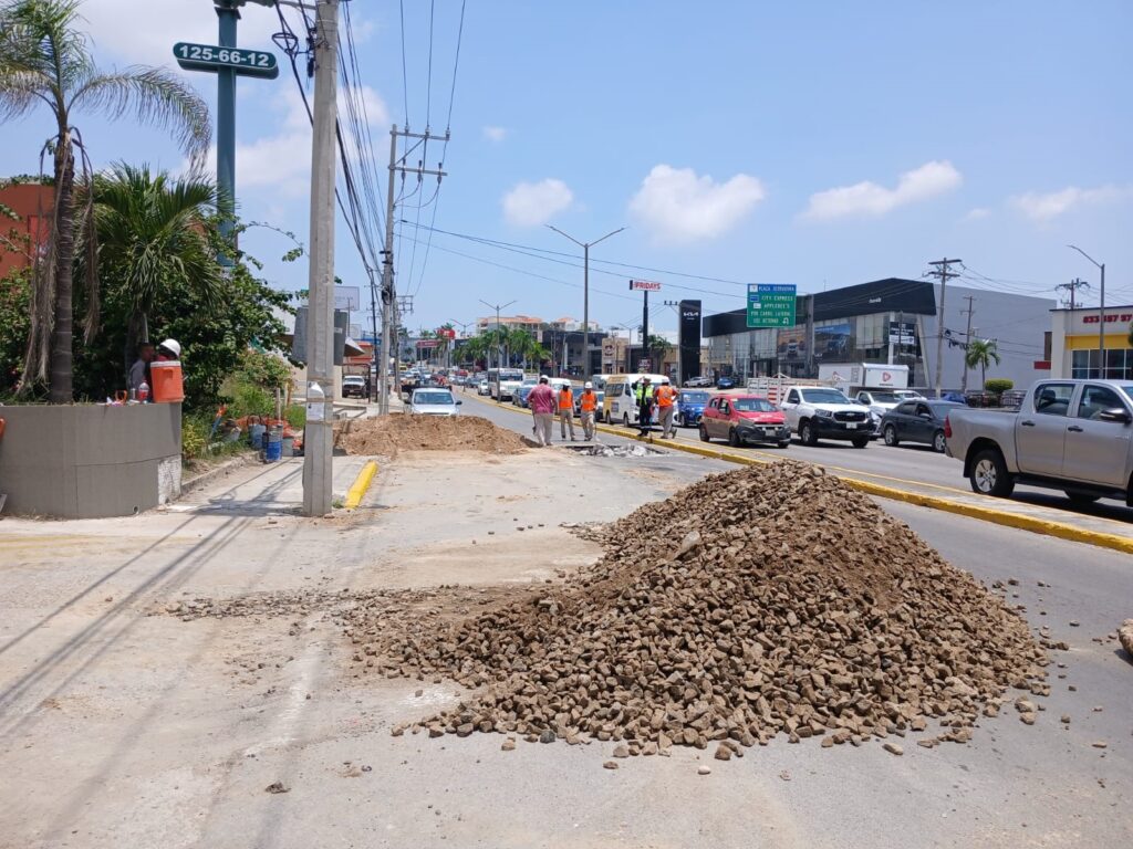 12 ago Z 1 Atiende COMAPA SUR de manera oportuna hundimiento en Avenida Hidalgo