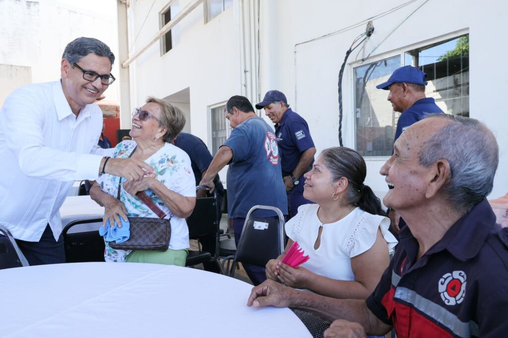 22 ago Z 2 Erasmo González hace reconocimiento en su día a los Bomberos