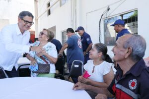 22 ago Z 2 Erasmo González hace reconocimiento en su día a los Bomberos